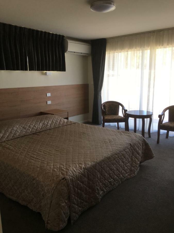 Rainbow Motel Kowen Bagian luar foto
