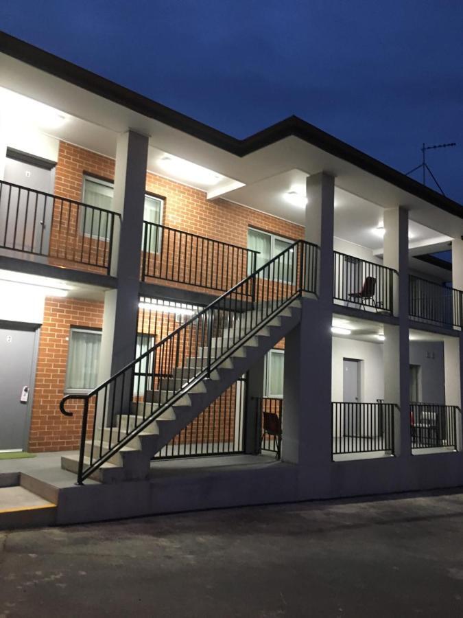 Rainbow Motel Kowen Bagian luar foto